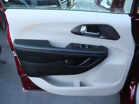 Used 2017 Chrysler Pacifica Platinum image 19