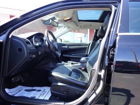 Used 2017 Chrysler 300 C RWD image 7