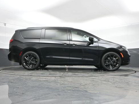 New 2026 Chrysler Pacifica Limited w/ S Appearance Package AWD/4WD image 40