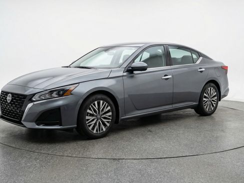 Used 2025 Nissan Altima 2.5 SV FWD image 3