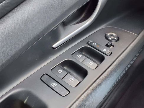 Certified 2025 Hyundai Elantra Limited FWD image 17