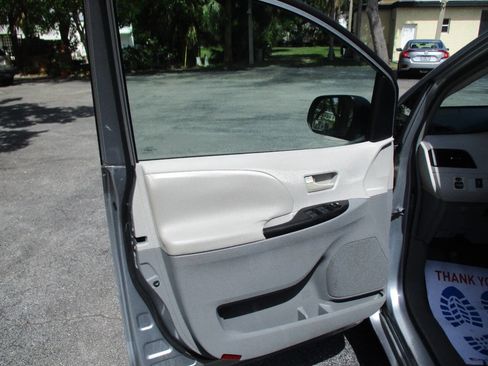 Used 2011 Toyota Sienna LE image 20