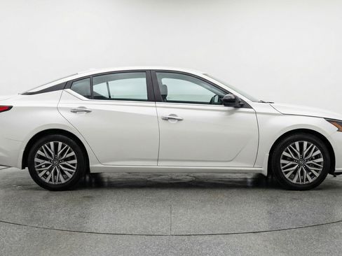 Used 2025 Nissan Altima 2.5 SV FWD image 11