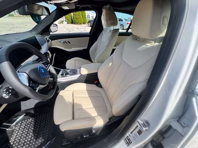 New 2026 BMW 330i xDrive Sedan w/ Premium Package AWD/4WD image 4