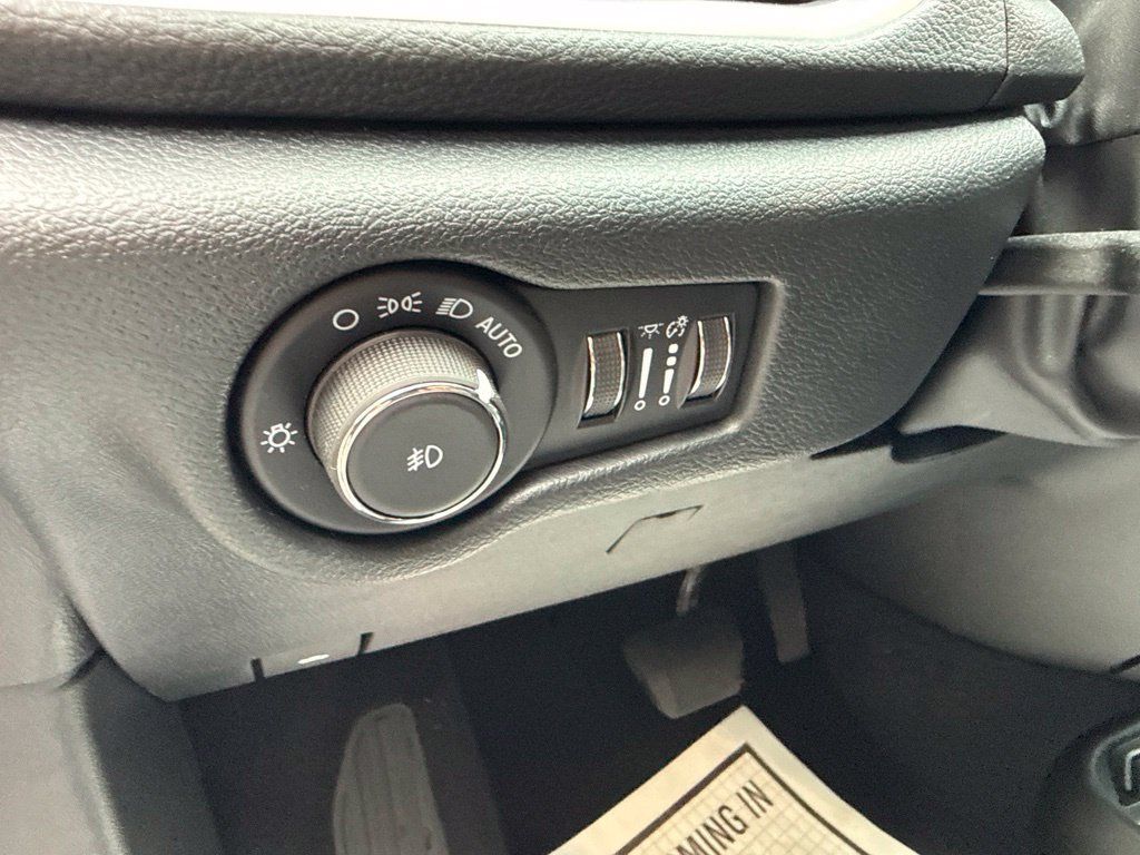 New 2026 Chrysler Pacifica Select AWD/4WD image 25