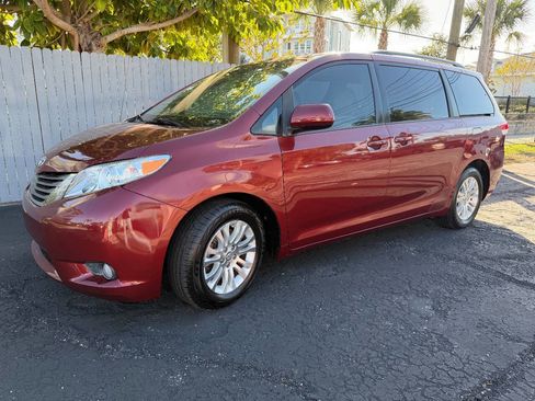 Used 2013 Toyota Sienna XLE image 16