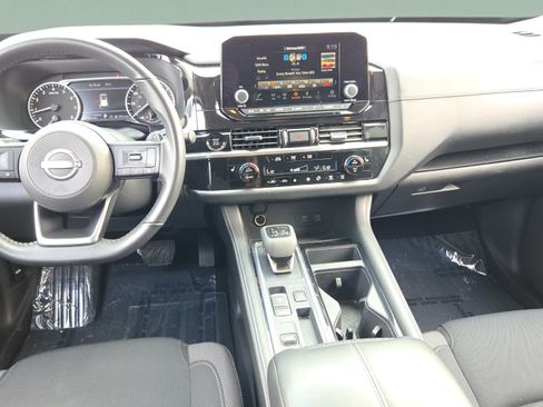 Used 2025 Nissan Pathfinder SV FWD image 11