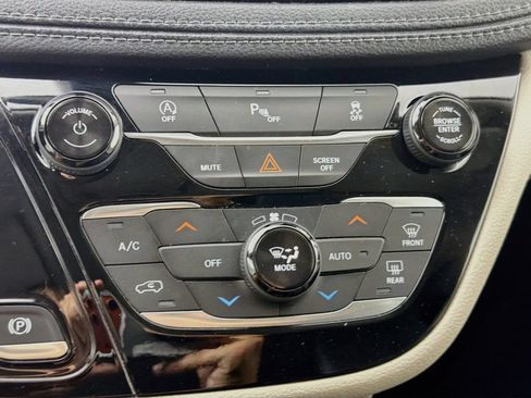 Used 2019 Chrysler Pacifica Limited FWD image 16