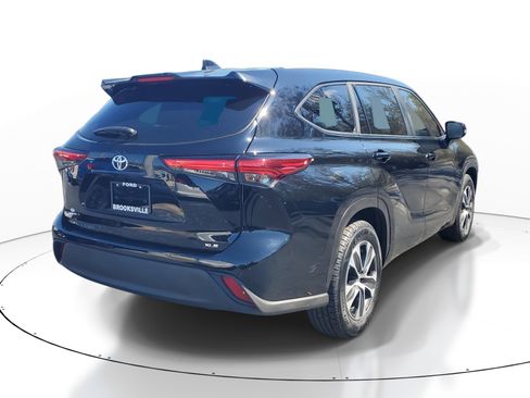 Used 2023 Toyota Highlander XLE image 6