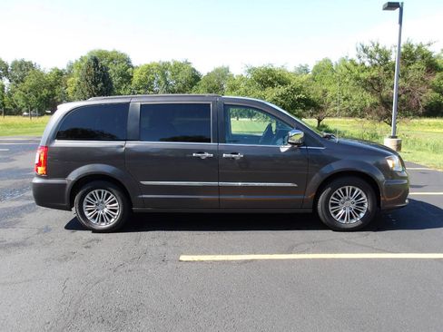 Used 2016 Chrysler Town & Country Touring-L w/ Driver Convenience Group FWD image 2
