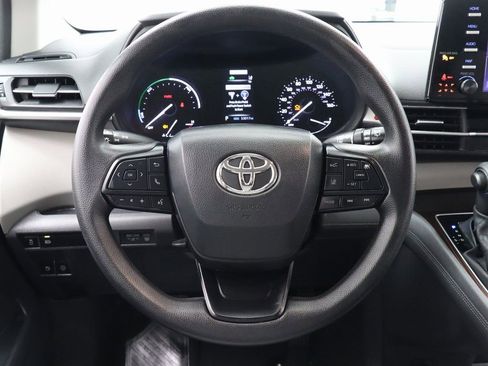 Used 2024 Toyota Sienna LE image 18
