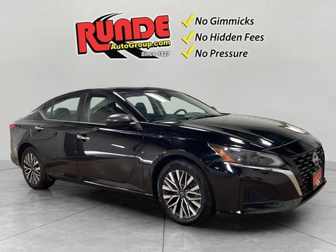 Used 2024 Nissan Altima 2.5 SV FWD image 14