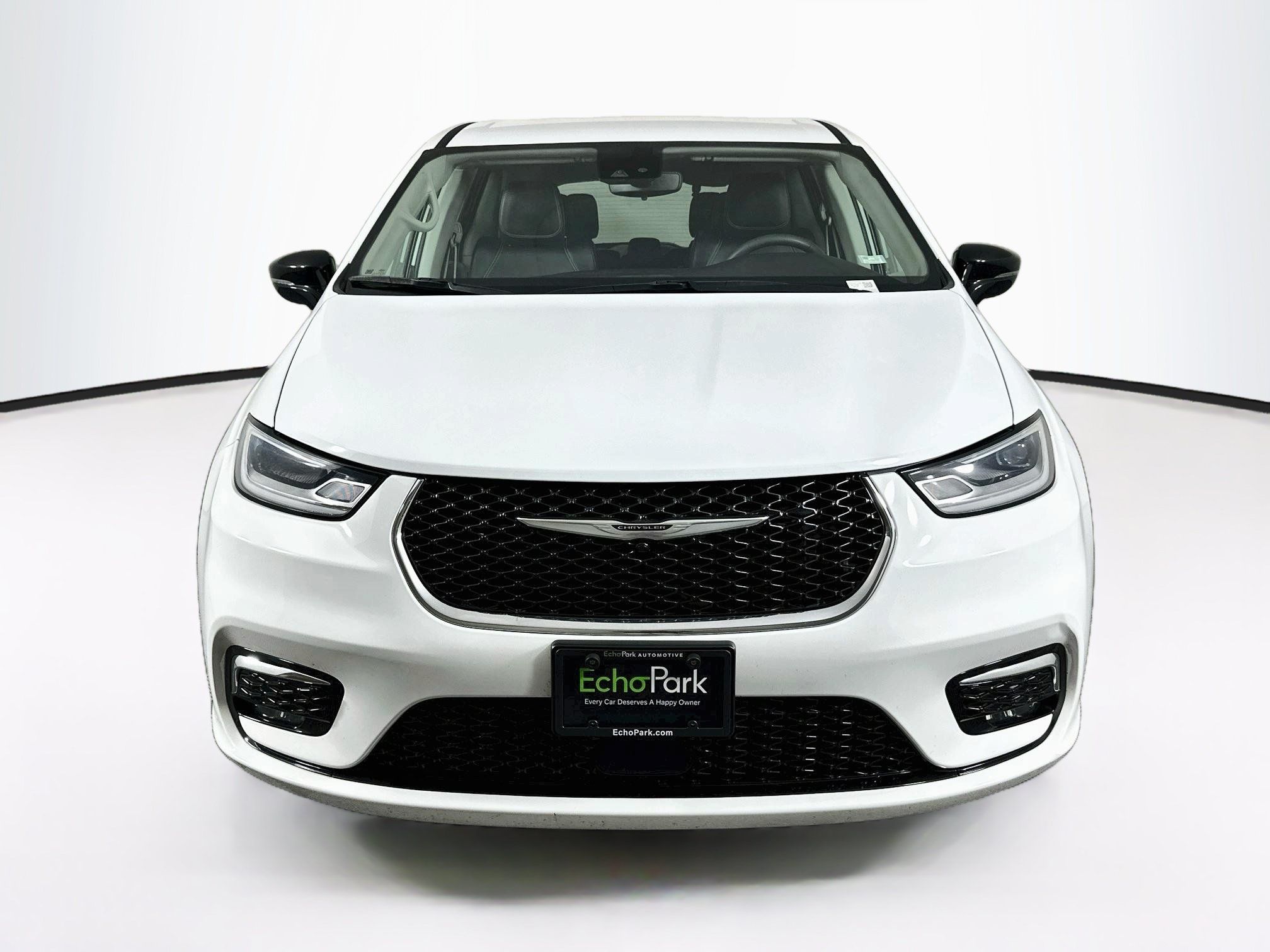 Used 2024 Chrysler Pacifica Touring-L FWD image 2