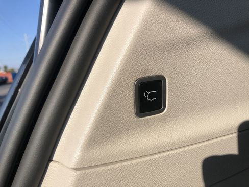 Used 2023 Chrysler Pacifica Touring-L image 18