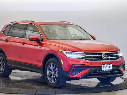 Used 2022 Volkswagen Tiguan SE w/ Panoramic Sunroof Package image 6