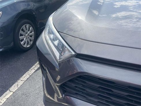 Used 2021 Toyota RAV4 XLE Premium image 10