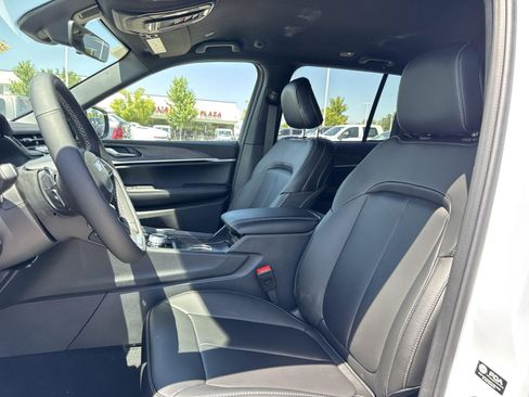 New 2025 Jeep Grand Cherokee Limited w/ Black Appearance Package image 18