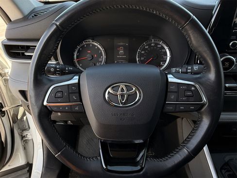 Used 2020 Toyota Highlander LE image 13