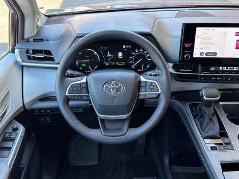 Used 2026 Toyota Sienna XLE FWD image 15