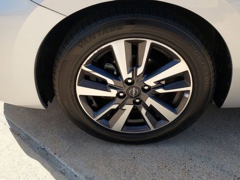 Used 2023 Nissan Versa SV image 9