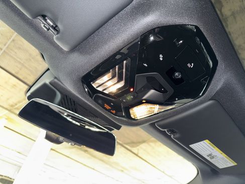 Used 2025 BMW 530i w/ M Sport Package image 31