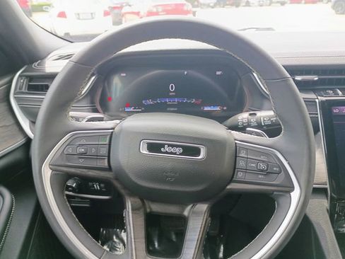 Used 2024 Jeep Grand Cherokee Limited AWD/4WD image 22