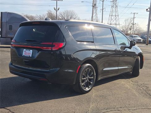 Certified 2021 Chrysler Pacifica Touring-L w/ Uconnect Theater Family Group AWD/4WD image 13