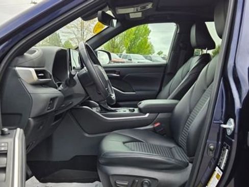 Used 2024 Toyota Highlander XSE AWD/4WD image 16