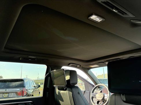 Used 2025 Chevrolet Suburban High Country AWD/4WD image 37