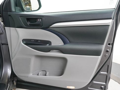 Used 2018 Toyota Highlander LE AWD/4WD image 9