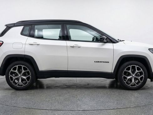 Used 2025 Jeep Compass Limited AWD/4WD image 8