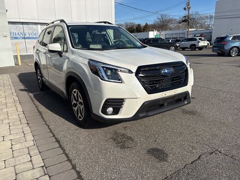 Used 2022 Subaru Forester Premium image 2
