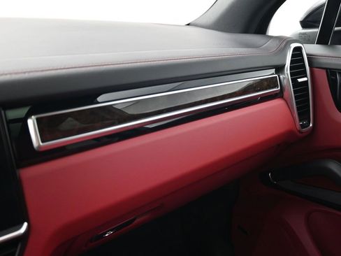 Used 2023 Porsche Cayenne S Platinum image 23