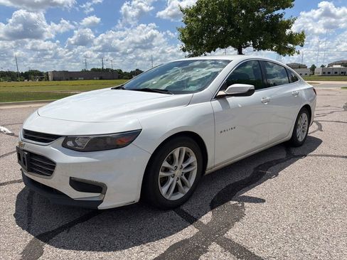 Used 2017 Chevrolet Malibu LT FWD image 1