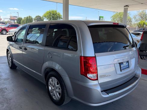 Used 2019 Dodge Grand Caravan SE FWD image 4