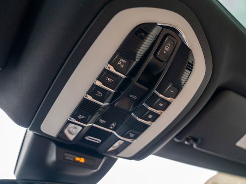 Certified 2025 Porsche Macan image 22