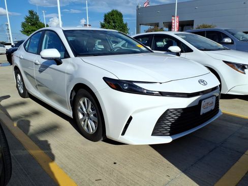 Used 2026 Toyota Camry LE w/ Convenience Package FWD image 4