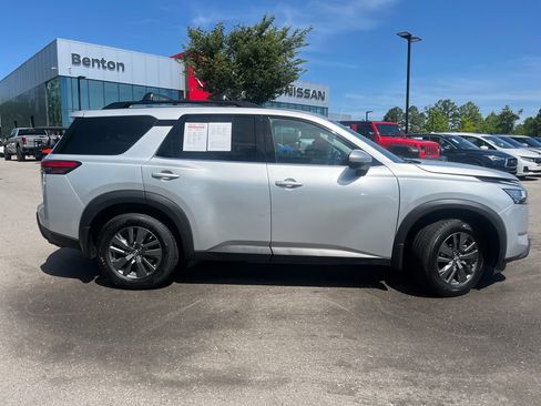 Used 2022 Nissan Pathfinder SV w/ SV Premium Package FWD image 2