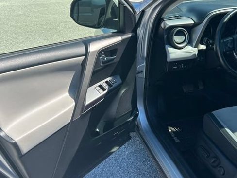 Used 2018 Toyota RAV4 XLE AWD/4WD image 13