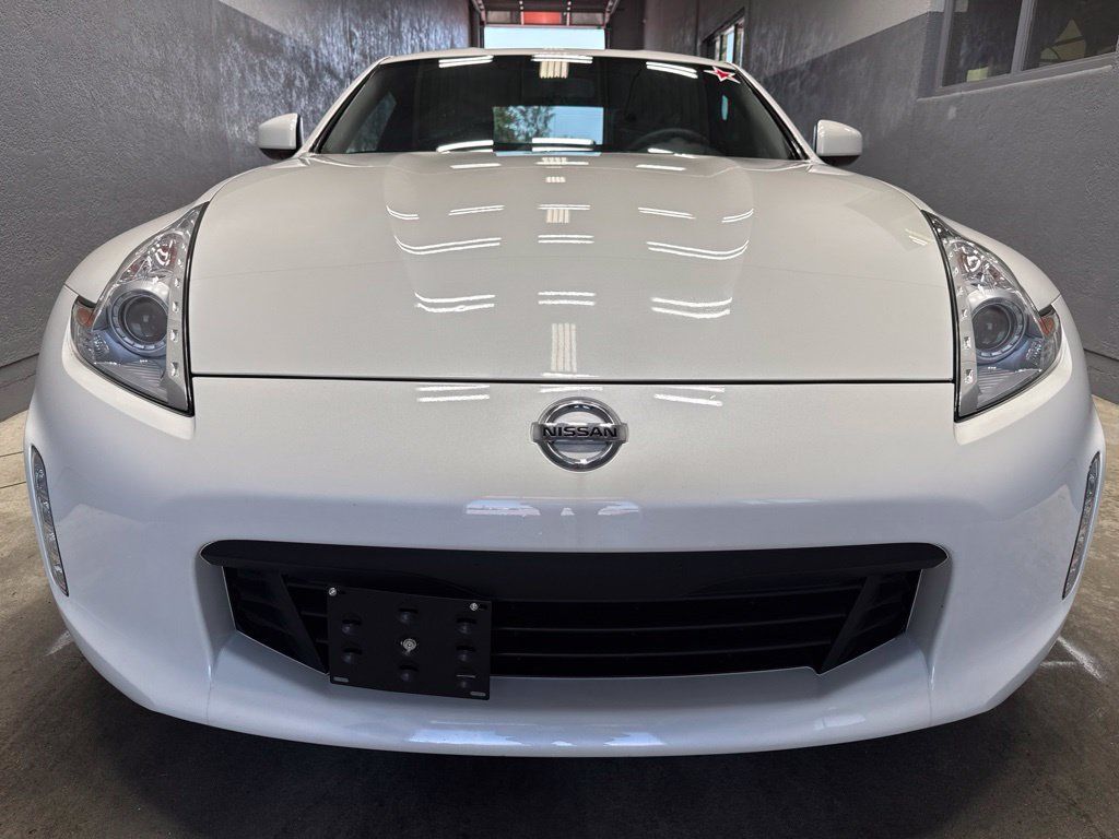 Used 2016 Nissan 370Z Coupe RWD image 5