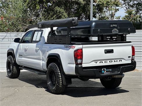 Used 2018 Toyota Tacoma TRD Off-Road w/ Technology Package image 12