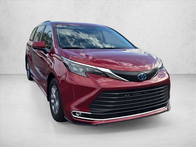 Used 2024 Toyota Sienna XLE FWD image 3