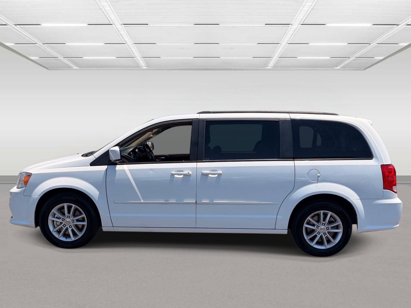 Used 2015 Dodge Grand Caravan SXT w/ UConnect Hands-Free Group FWD image 2