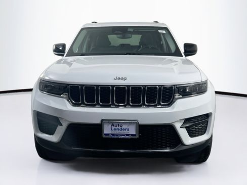 Used 2023 Jeep Grand Cherokee Laredo AWD/4WD image 2