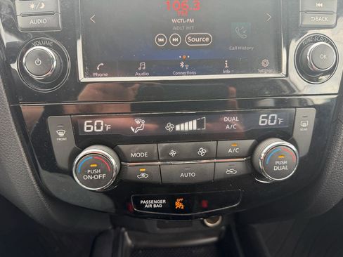 Used 2018 Nissan Rogue SV image 28