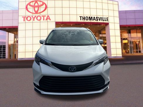 New 2025 Toyota Sienna XLE image 2