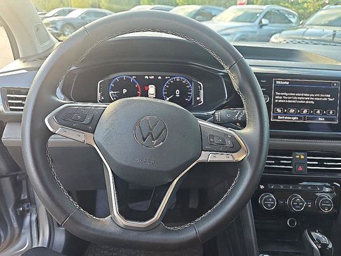 Used 2022 Volkswagen Taos SEL image 16