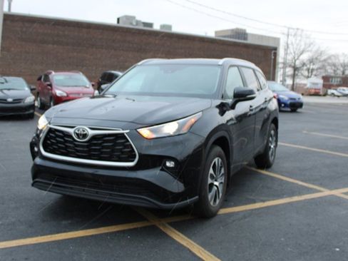 Certified 2023 Toyota Highlander XLE image 2