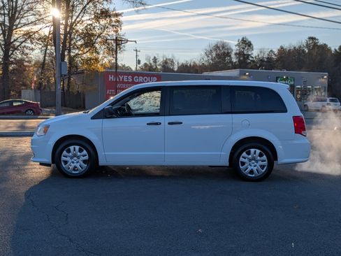 Used 2019 Dodge Grand Caravan SE w/ UConnect Hands-Free Group image 7