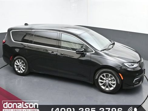 Used 2026 Chrysler Pacifica Limited FWD image 19
